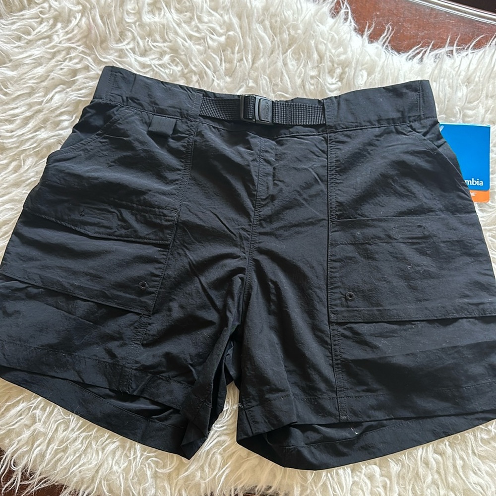 Colombia women’s black regular cargo belted shorts NWT